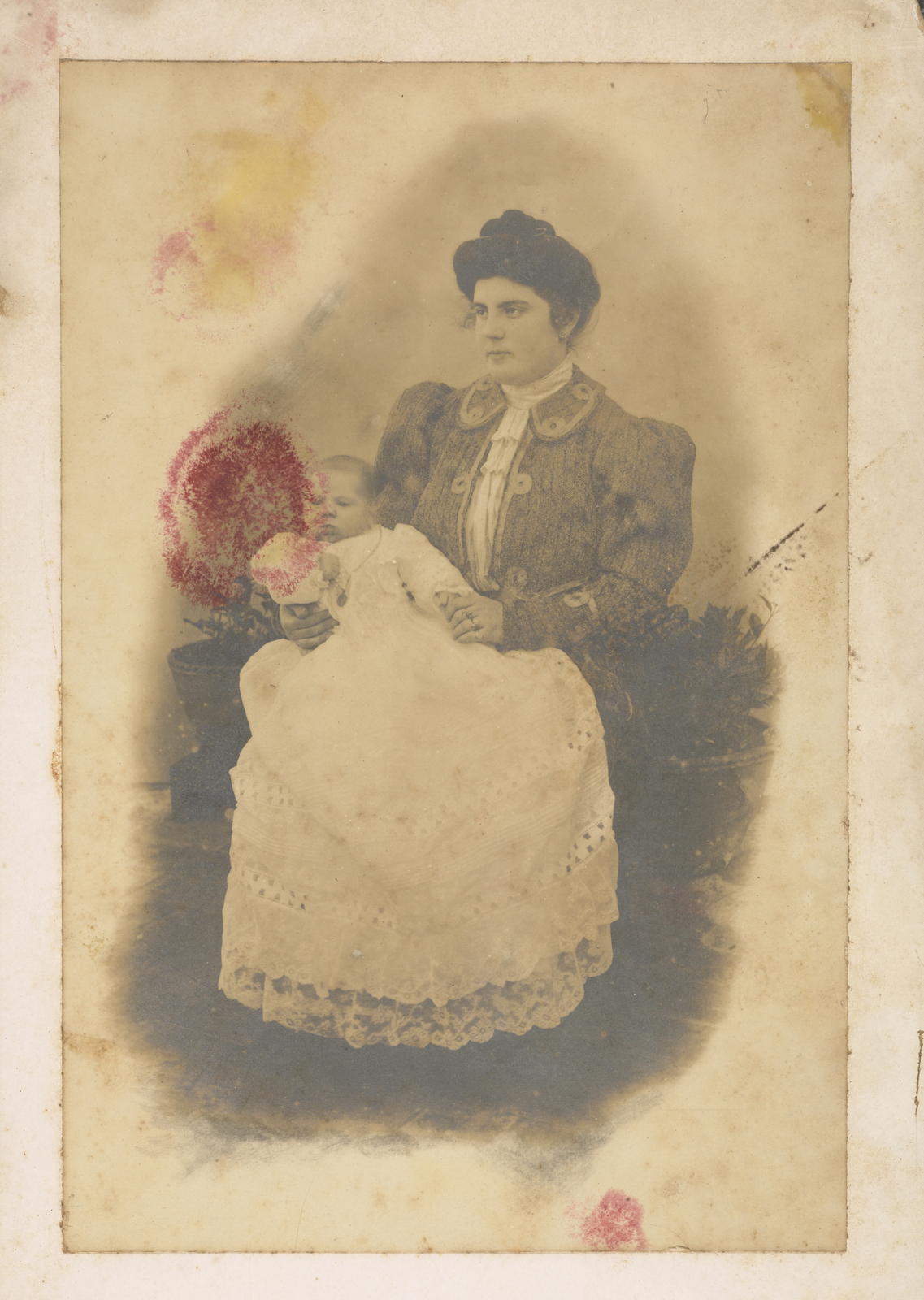 Desconegut, [Retrat d'una dona i un nadó]