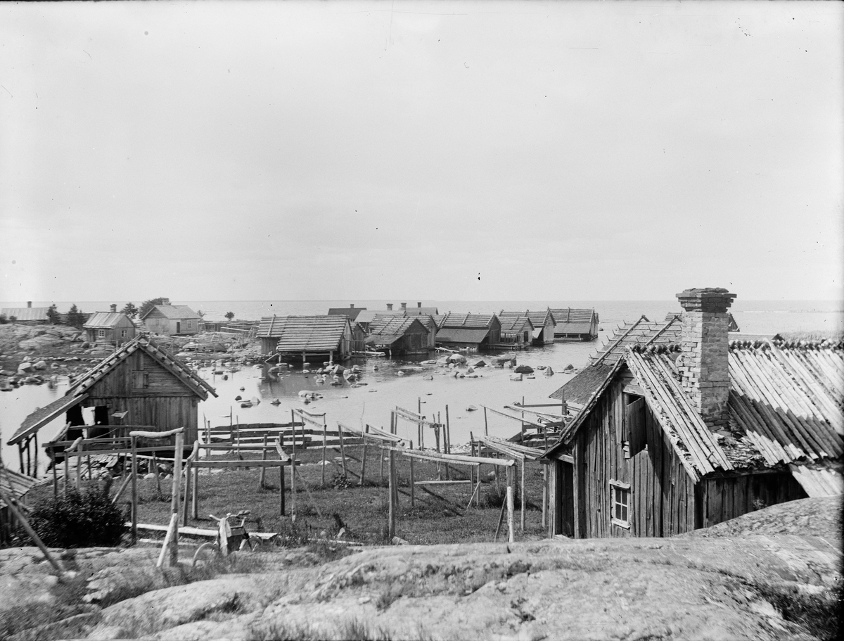 Josef Ärnström, Sjöbodar med båtlänningar samt kokhus vid Rännan, Fågelsundets fiskehamn, Hållnäs socken, Uppland 1910