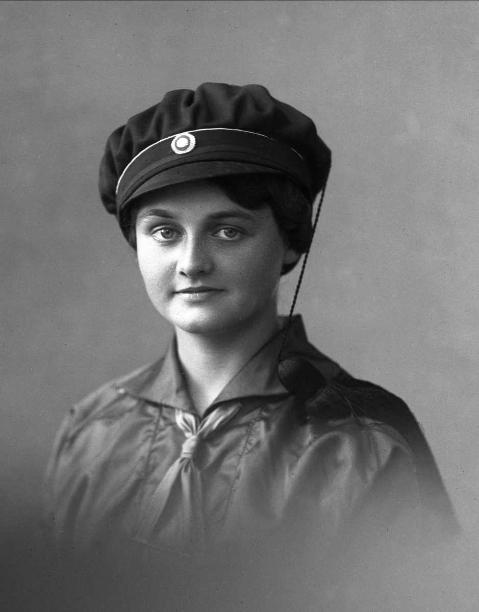 Gustav Borgen, Portrett, kvinne med studentlue. Margrethe Lund.