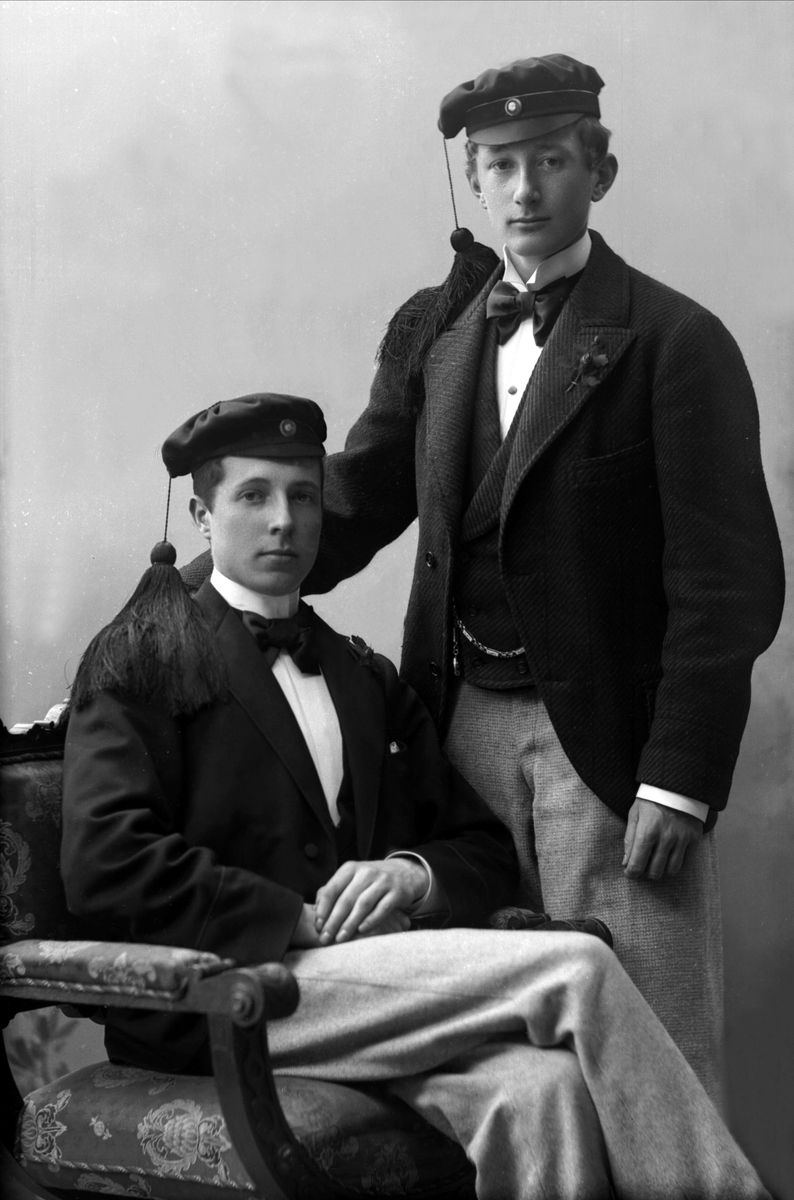 Gustav Borgen, Gruppeportrett, to menn med studentlue. Jens Heyerdahl.