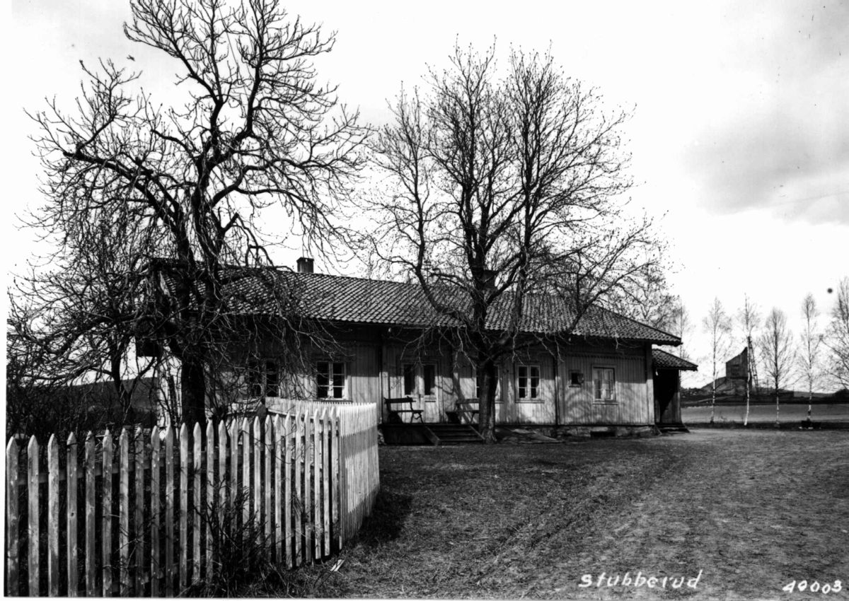 Anders Beer Wilse, Stubberud gård, Bolighus og gårdsplass med gjerde.