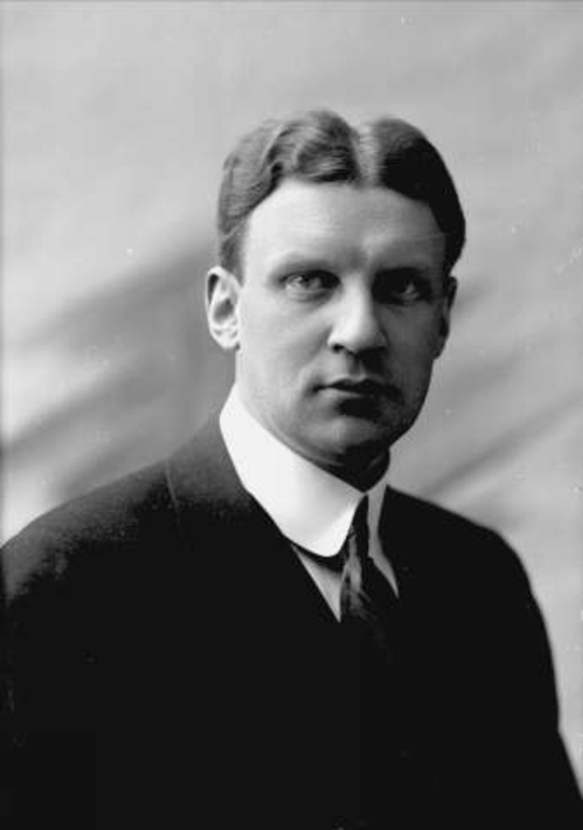 Gustav Borgen, Portrett, mann i mørk dress. Ivar Formo.
