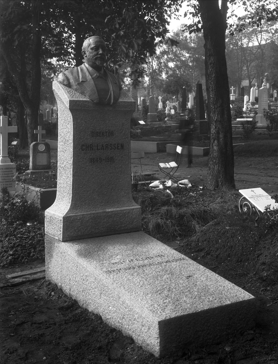 Gustav Borgen, Gravmonument, byste av direktør Christian Larssen, (1849-1901)
