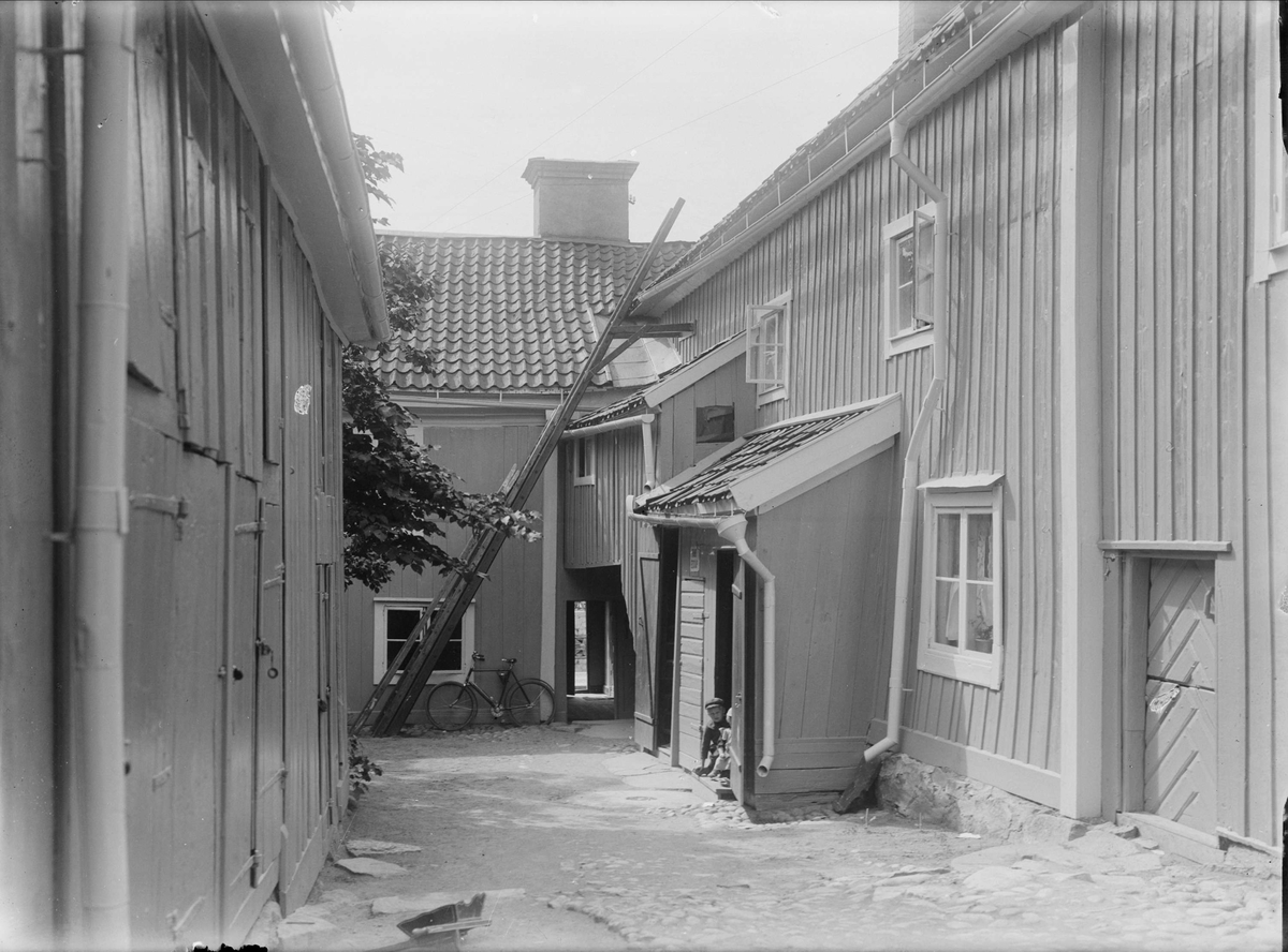 Alfred Dahlgren, Gårdsinteriör Östra Ågatan 15, kvarteret Torget, Dragarbrunn, Uppsala 1908