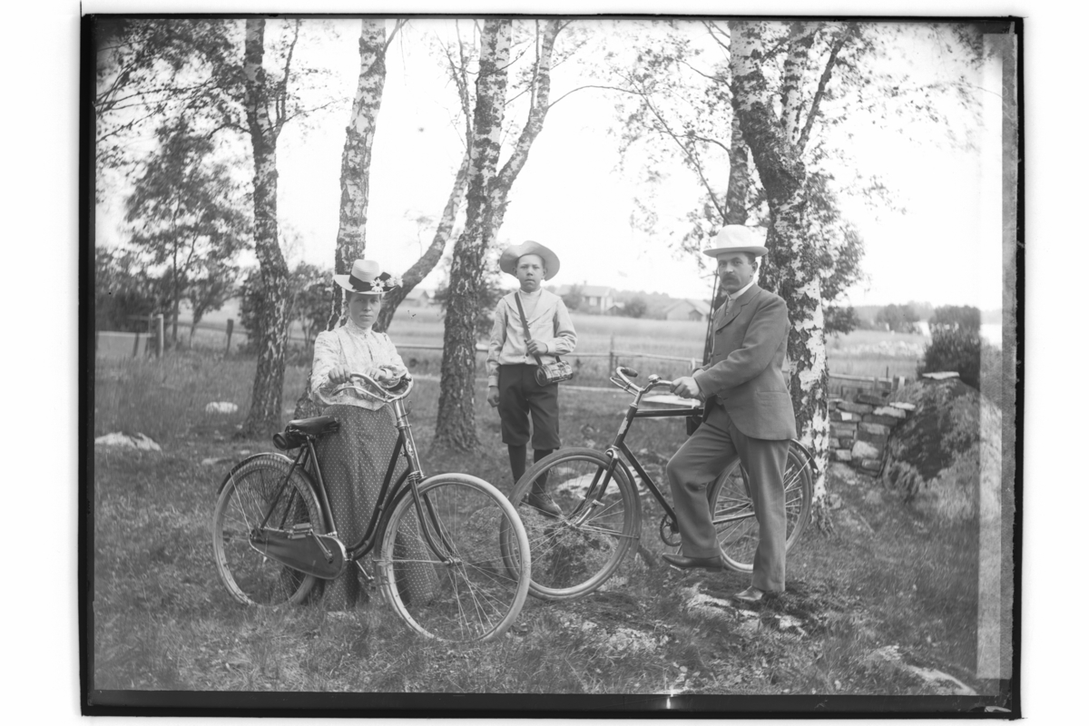 Samuel Lindskog, Två cyklister och en skolpojke. Carl Werssel, Klostergatan 7, Örebro.