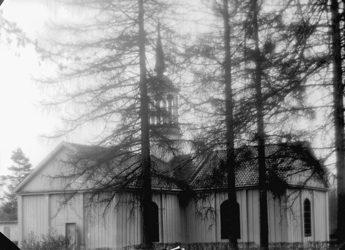 Gustaf Ferdinand Hallberg, Bo kyrka, exteriör.