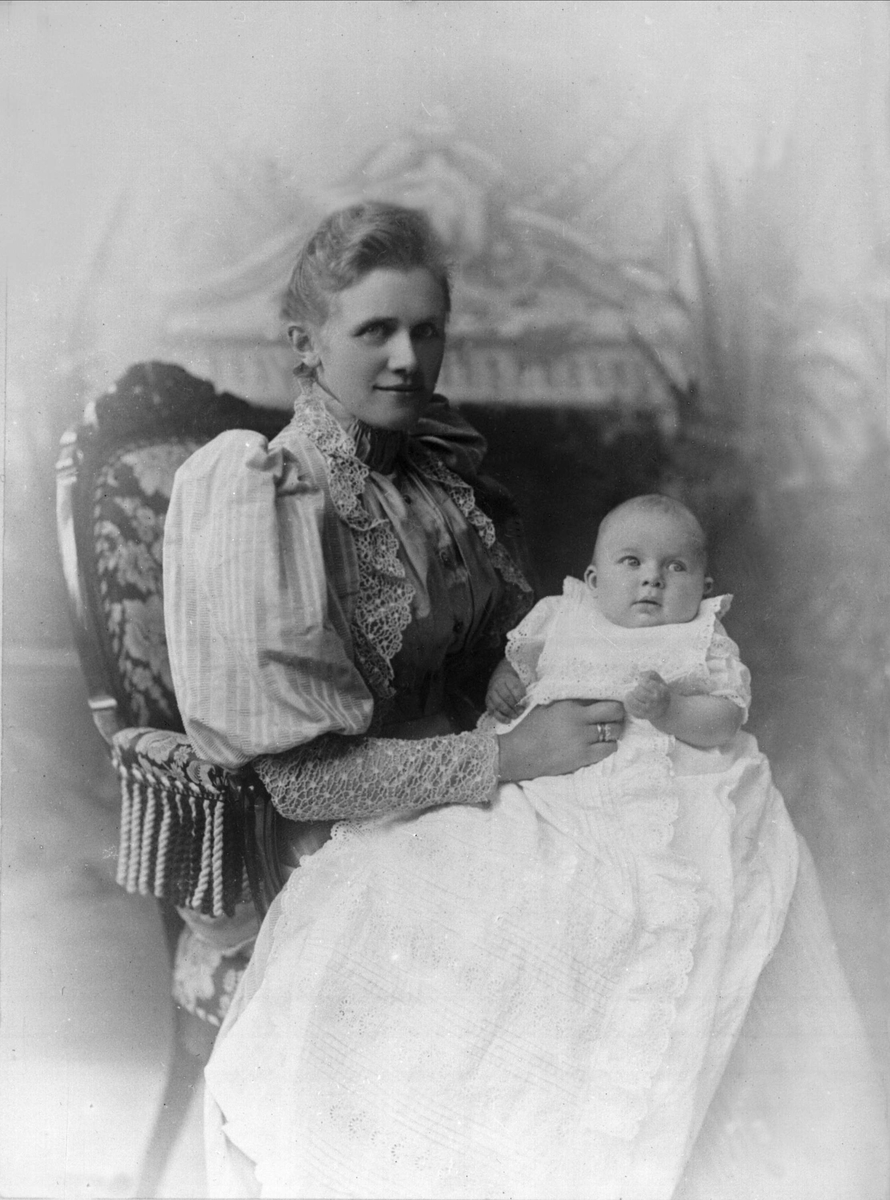 Gustav Borgen, Antakelig Erikka Sophie Martine Cappelen Kiær, f. 1866, gift med Haaken Larpent Mathiesen i 1891. Sammen med barn i dåpskjole.