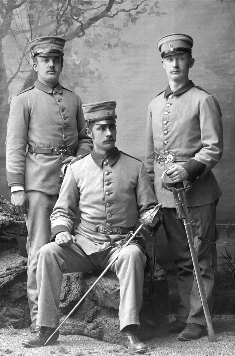 Gustav Borgen, Gruppeportrett, tre soldater.