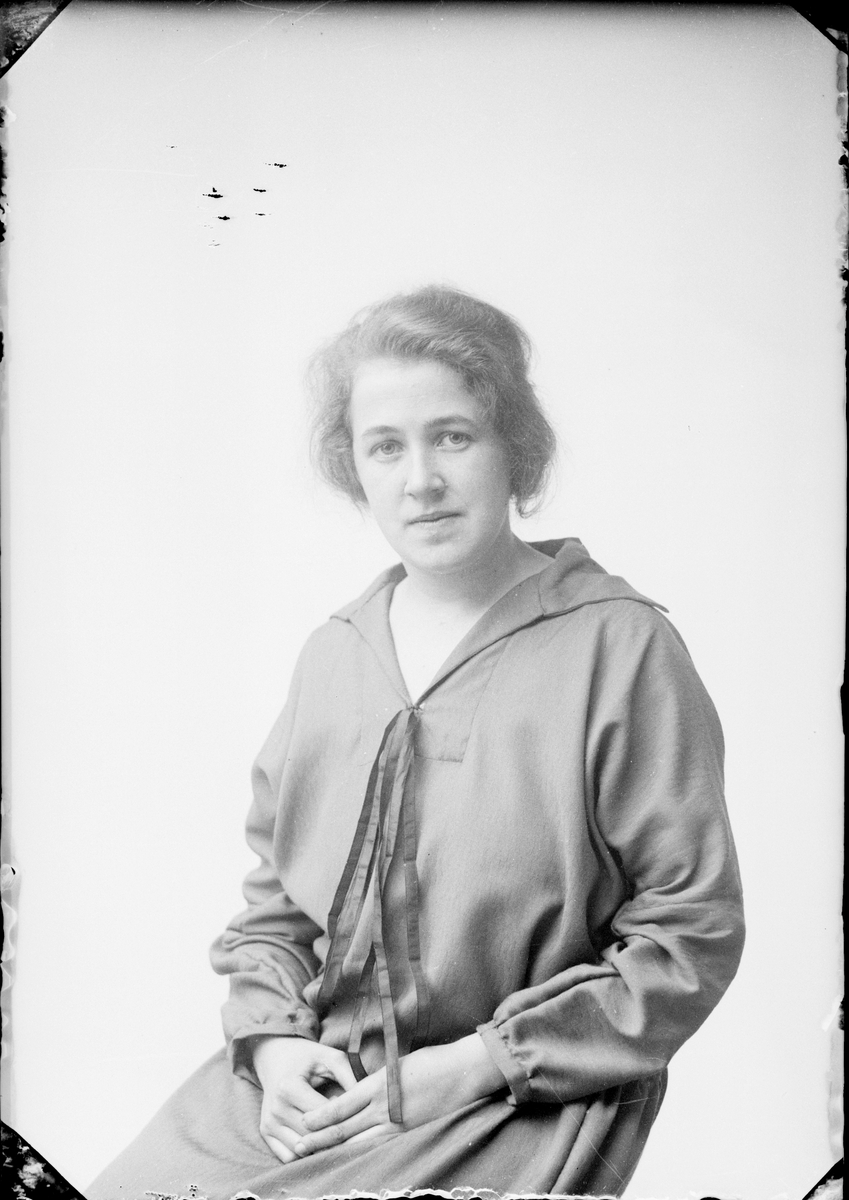Skötsner-Edhlund, Ateljéporträtt - kvinna, Östhammar, Uppland