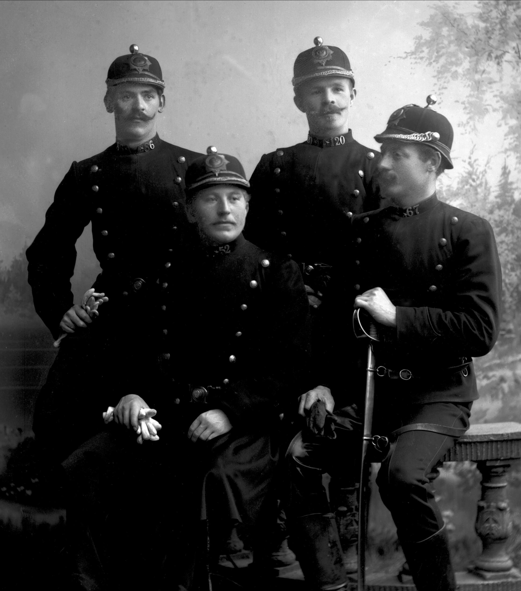 Gustav Borgen, Gruppeportrett, fire rytterkonstabler. Konstabel Staff til høyre på bildet.