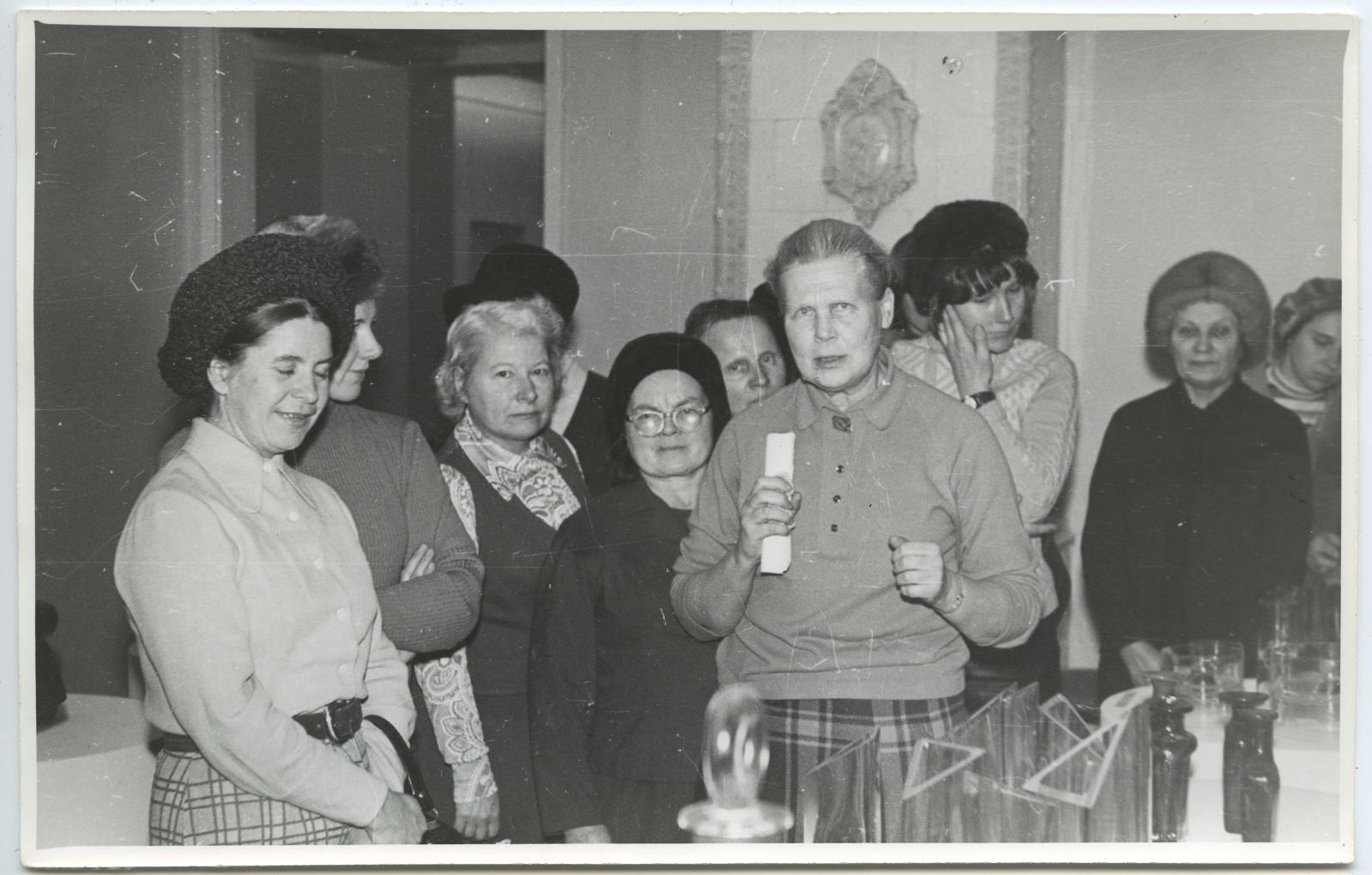 Tuui (kujutatu) Koort, II grupi ekskursioon 6. veebruaril 1975. vabariiklikule klaasinäitusele TKM-is. Juhendab T. Koort