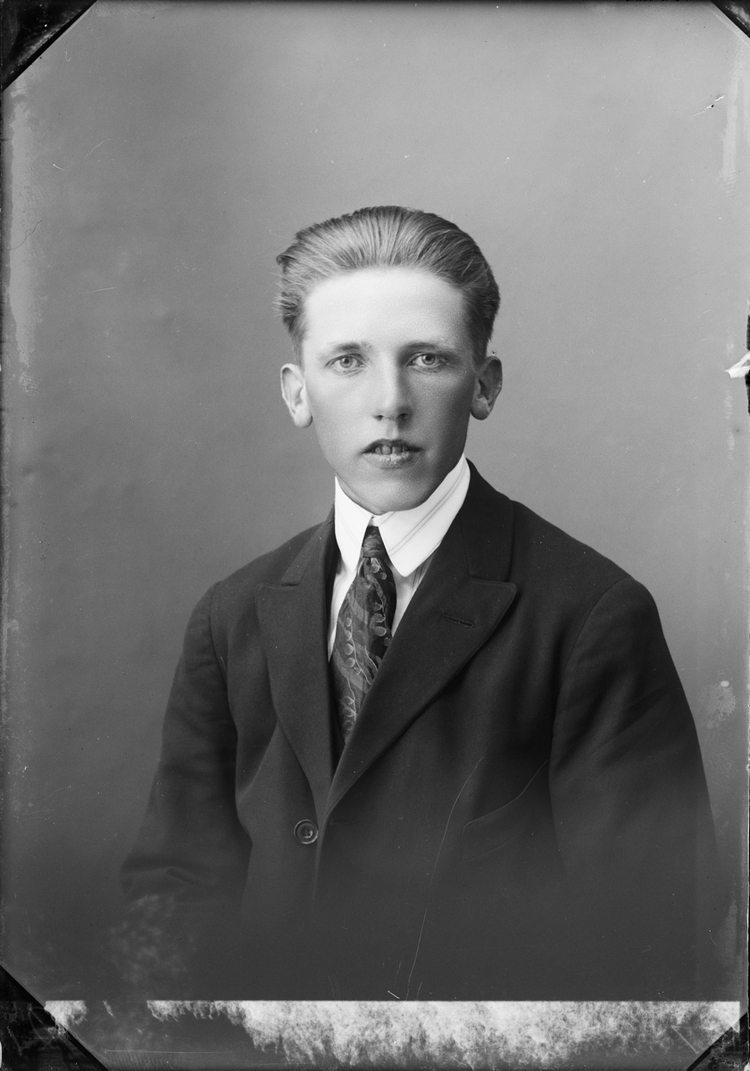 Skötsner-Edhlund, Ateljéporträtt - Ossian Mattsson från Rovsättra, Valö socken Uppland 1926