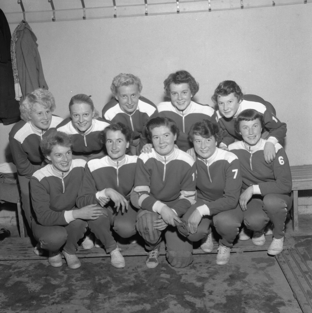 Örebro Kuriren, Hällefors damhandbollslag. 20 oktober 1955.