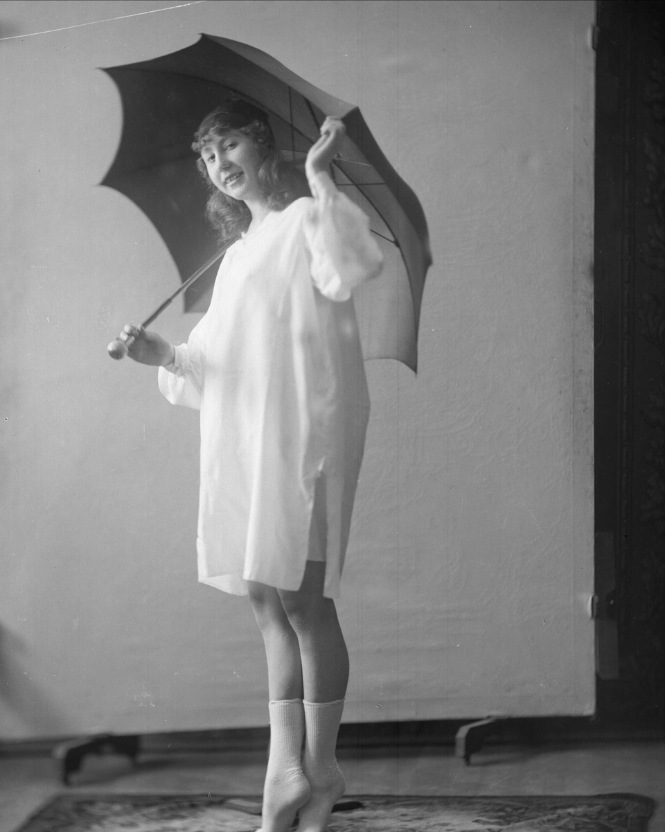 Gustav Borgen, Portrett, frøken Kitty Normann, danser med paraply.