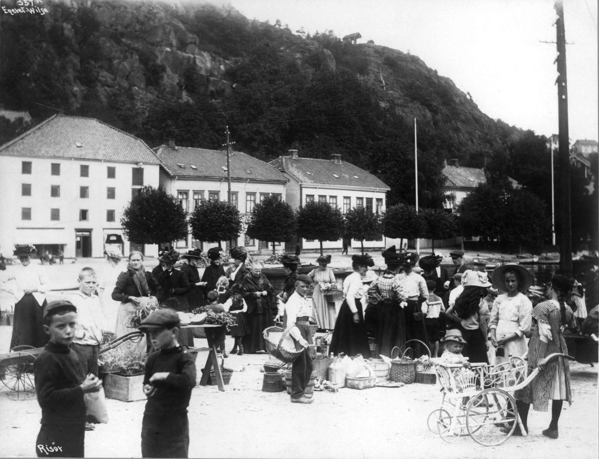 Anders Beer Wilse, Torvet i Risør med bebyggelse og folk med varer.