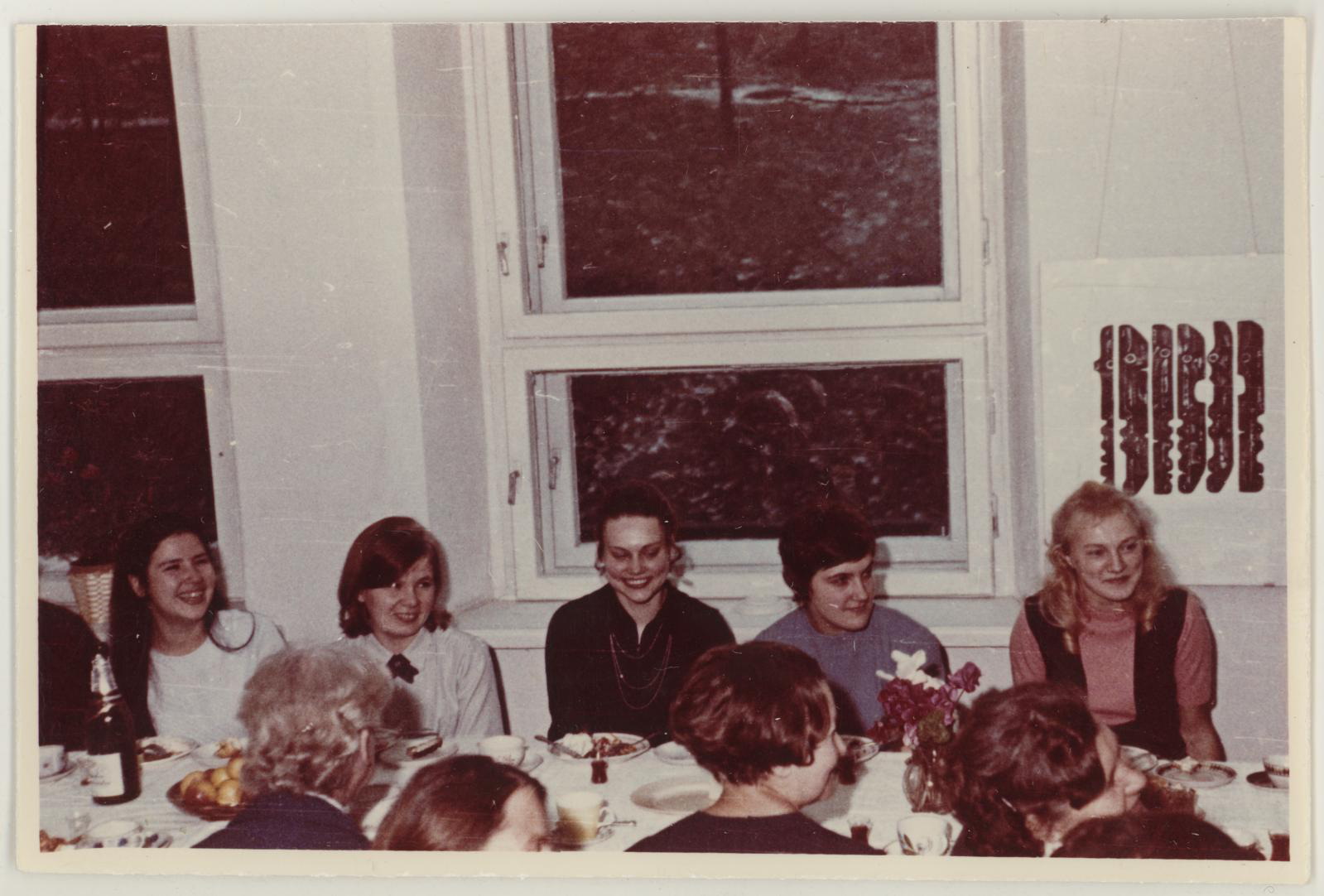 resin (depicted) pond, Direktor Vaike Tiigi 50-aasta juubeli tähistamine 6.detsembril (tegelikult 22.november) 1971. Peolauas.