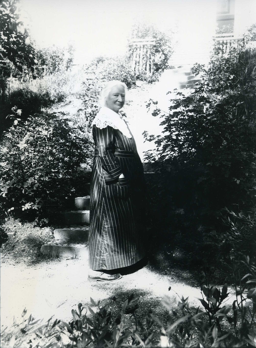 Calla Helena Sundbeck, Ellen Key i trädgården på Strand.