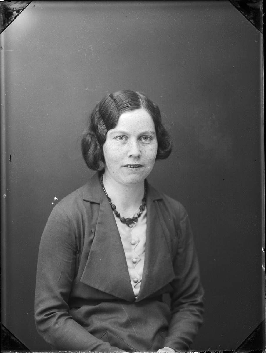 Skötsner-Edhlund, Ateljéporträtt - kvinna, Östhammar, Uppland
