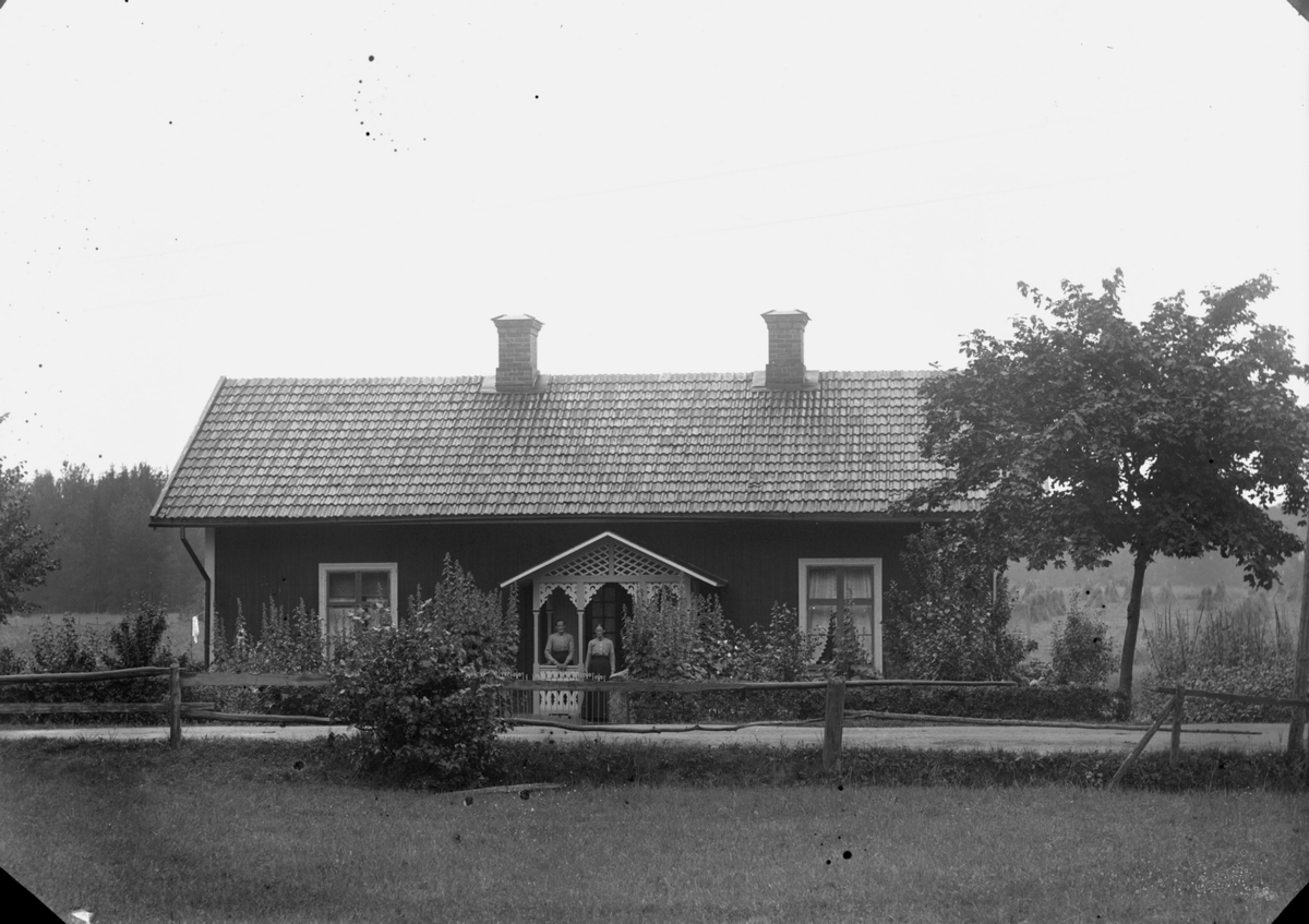 Gustaf Ferdinand Hallberg, Bostadshus, två kvinnor.