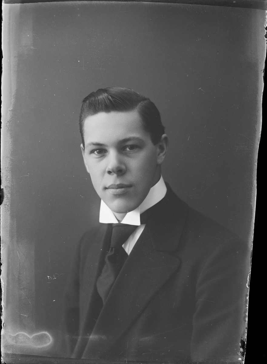 Skötsner-Edhlund, Ateljéporträtt - man, Östhammar, Uppland