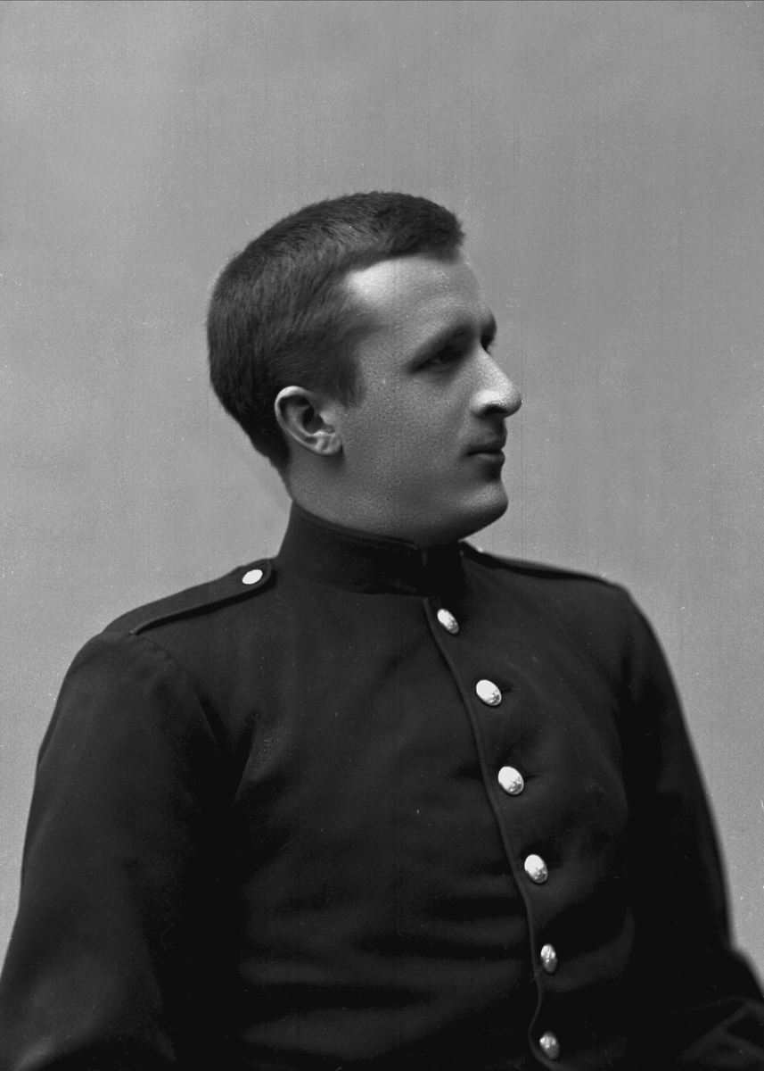 Gustav Borgen, Portrett, mann i kadettuniform.