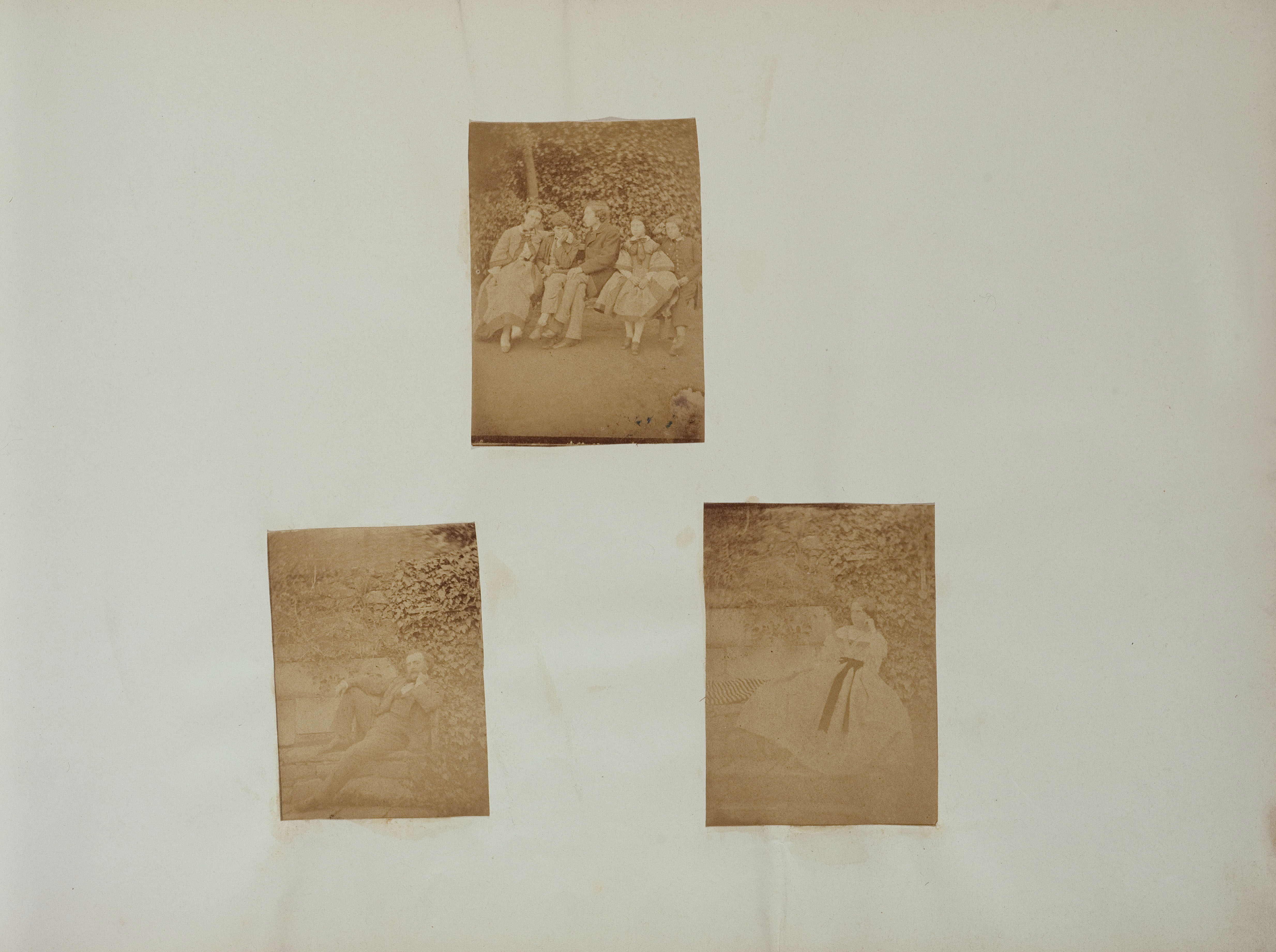 Anonyme, Personnes assises sur un banc dans le jardin de Hauteville House