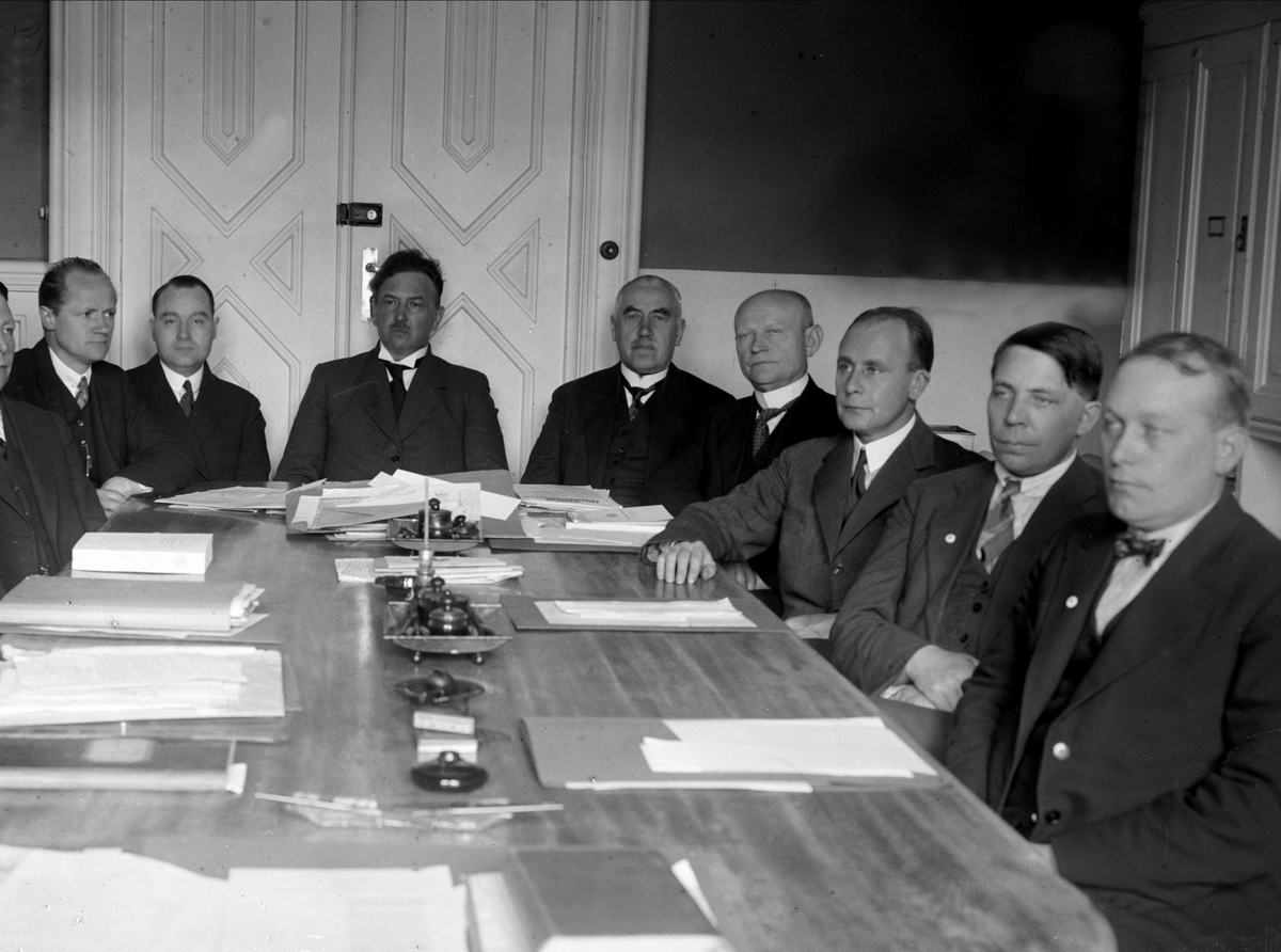 Gustav Borgen, Gruppe menn rundt et bord. Finanskomiteen. Stortinget?