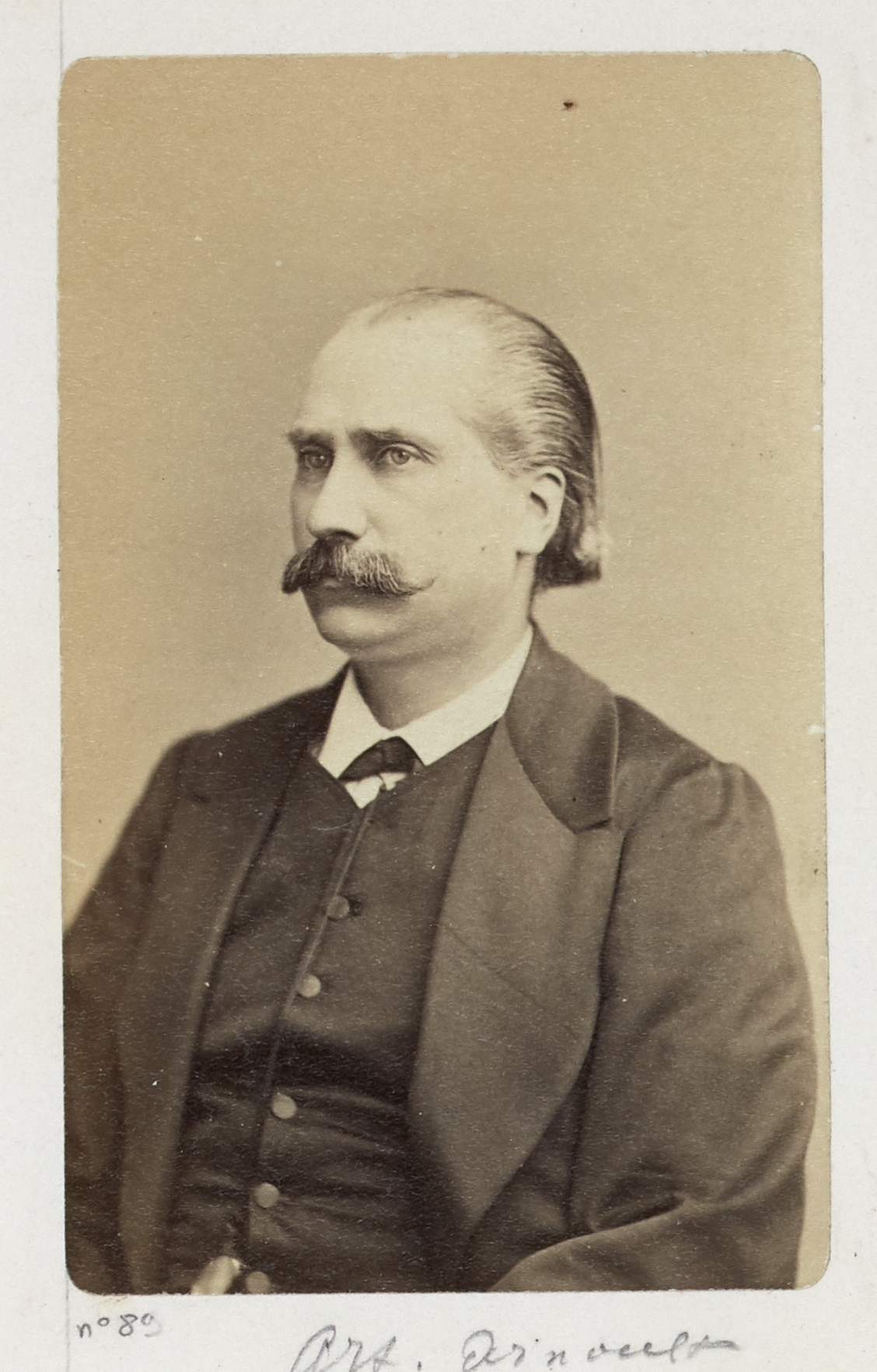 Bacard Fils, Arnould Arthur Charles Auguste (1833-1895). Jounaliste, écrivain et membre de la Commune, il est chargé des relation extérieures, de l'Enseignement et responsable du Journal Officiel. Il se réfugie en Suisse àprès l'entrée des versaillais à Paris.