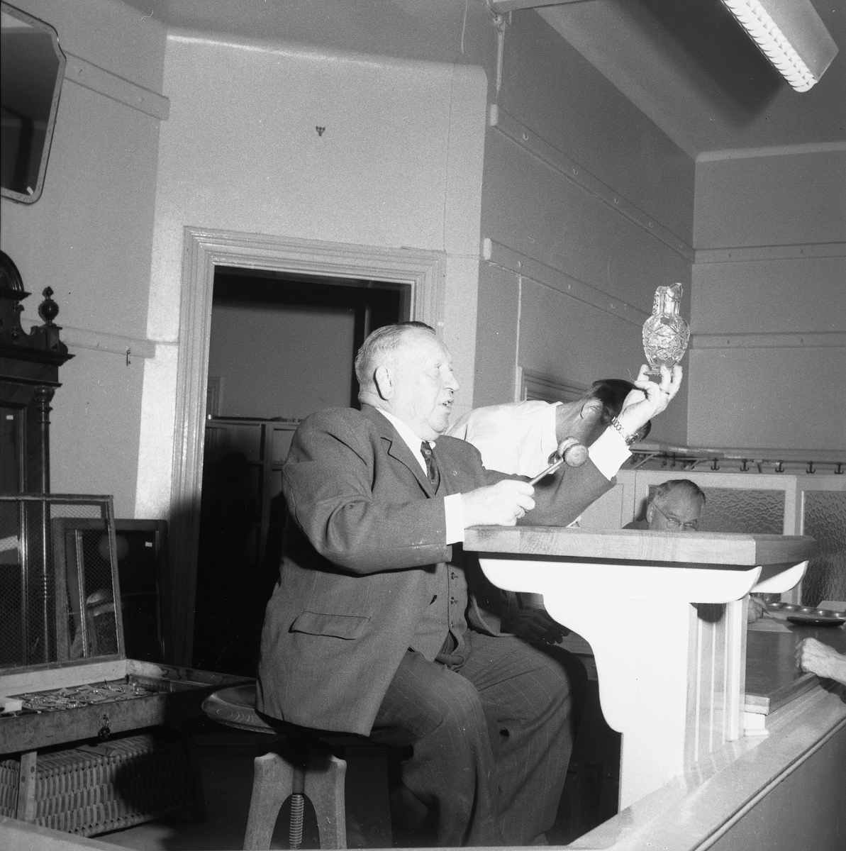 Örebro Kuriren, The Auction Chamber, Southern Theater. October 15, 1955.