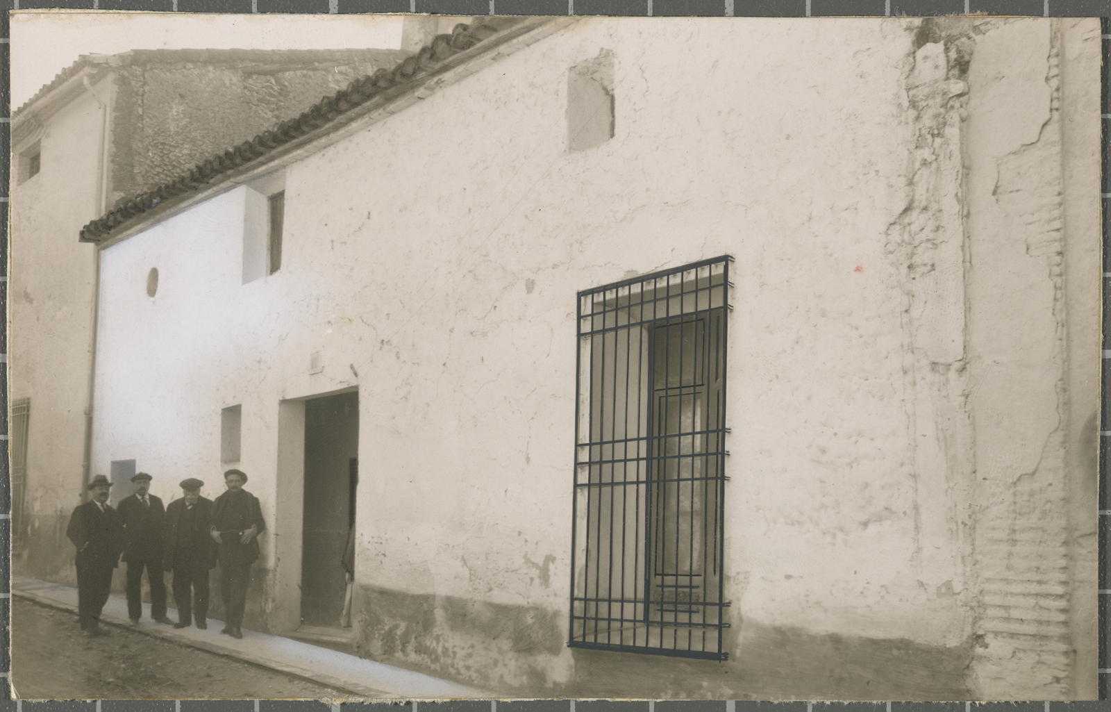 Desconegut, [Group portrait on the street]