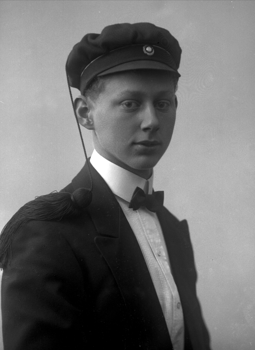 Gustav Borgen, Portrett, mann med studentlue. Student Alf Omsted.