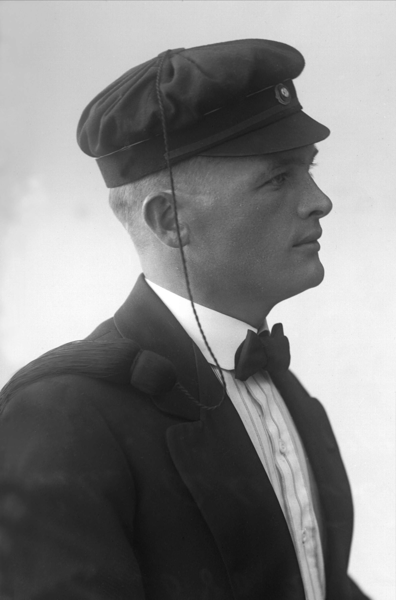 Gustav Borgen, Portrett, mann med studentlue. Løytnant Aspelund.