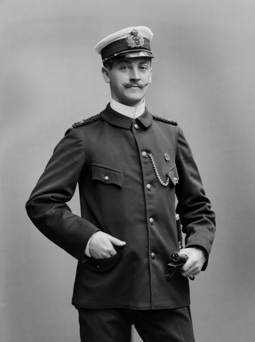 Maria Tesch, Porträtt. Porträttbild från Maria Teschs ateljé. Extern information om personen på bilden: Jägmästare Bror Knut Fornell, 1879-1960. Bror föddes den 20 november 1879 på gården Ekholmen i Ljungs socken, Östergötland, som yngsta barn till majoren och fältintendenten J M Eduard Fornell och Charlotta Ki…