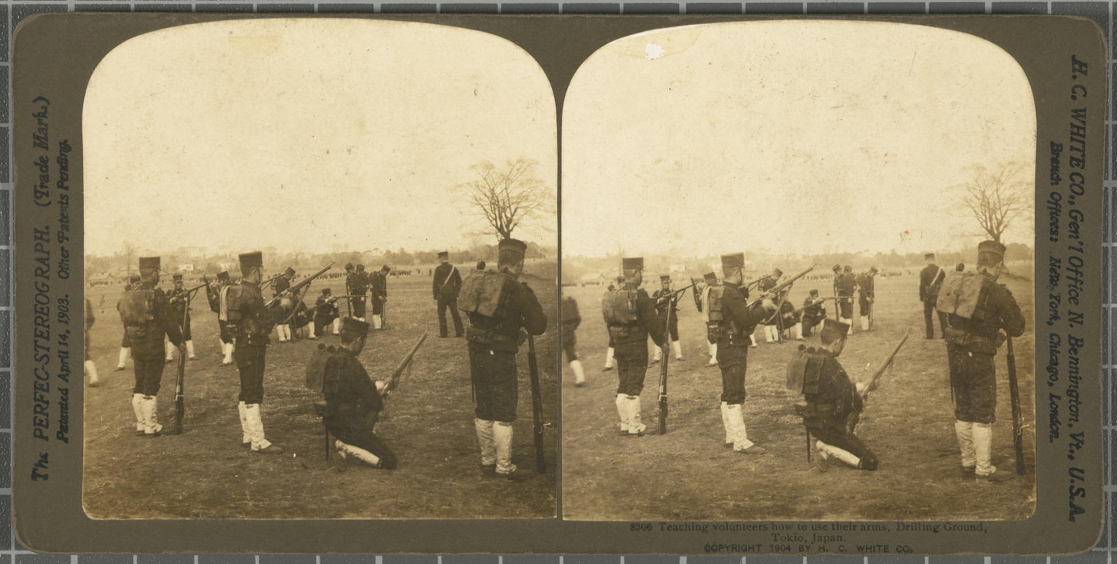 Desconegut, Taching volunteers how to use their arms, Dilling Ground, Tokio, Japan. Justificació del títol, títol inscrit White, H.C. & Co., The "Perfec" Stereograph