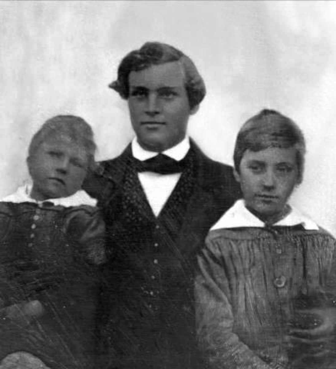 Gustav Borgen, Avfotografering. Gruppeportrett, mann og to barn.
