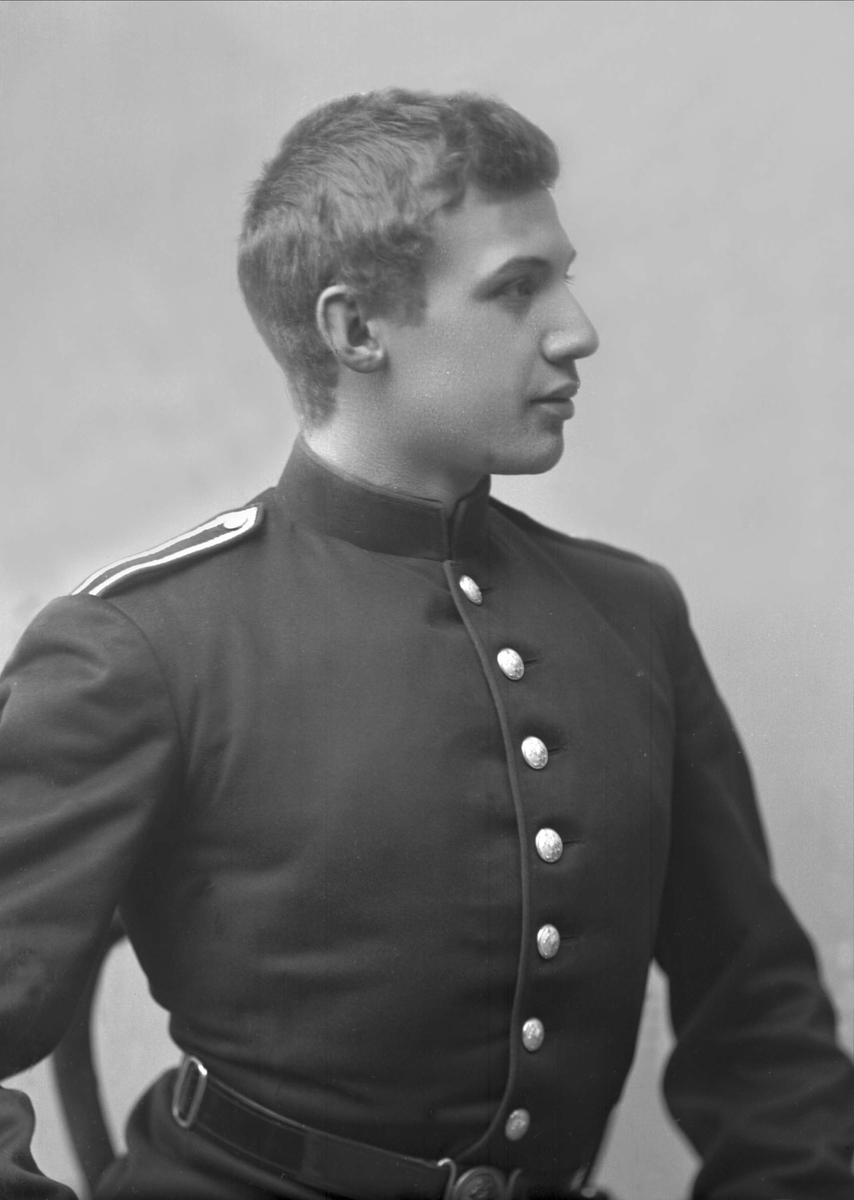 Gustav Borgen, Portrett, mann i kadettuniform.