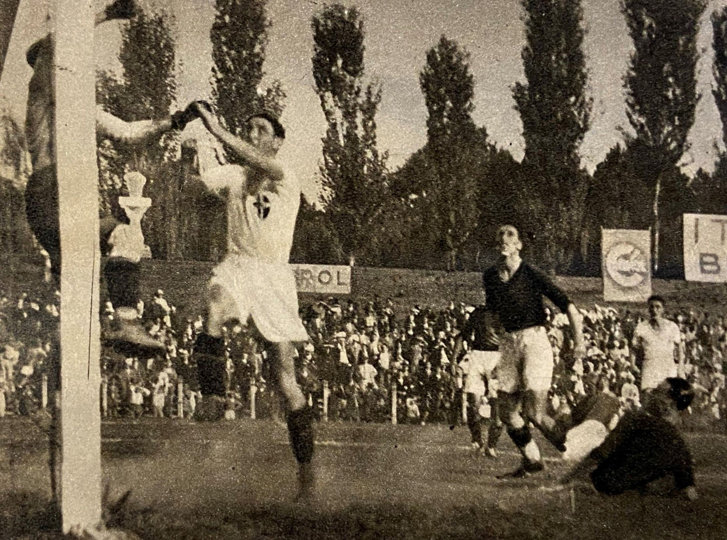 Unknown artist, Partita Padova-Livorno: Busini III calcia contro il portiere Lami