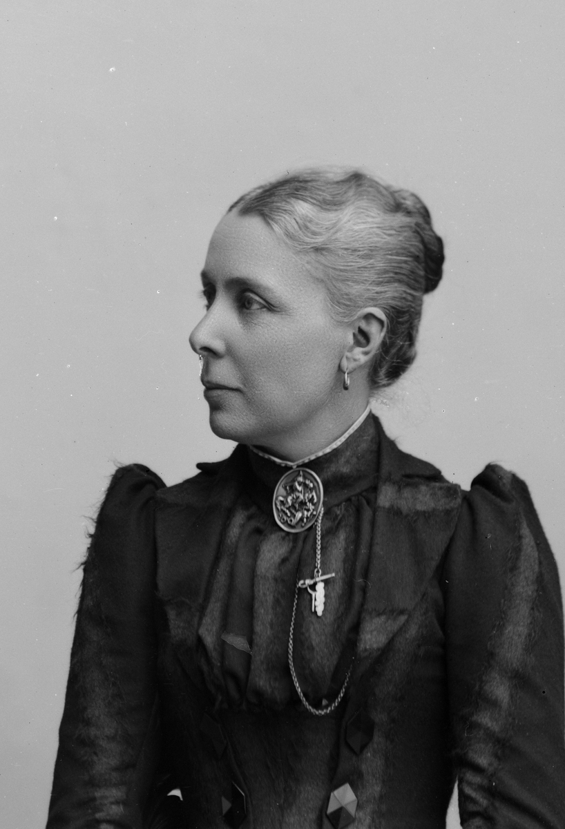 Maria Tesch, Porträtt. Porträttbild från Maria Teschs ateljé. Foto: Maria Tesch. Fotograferad i Maria Teschs ateljé som fanns i Linköping åren 1873 - 1936. Digitaliserad efter original glasnegativ som förvaras på Stiftsbiblioteket /Linköpings stadsbibliotek.