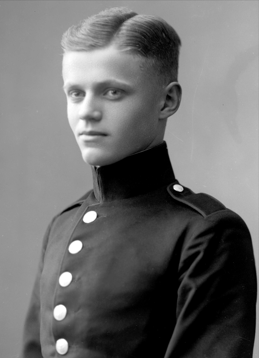 Gustav Borgen, Portrett, mann i kadettuniform.