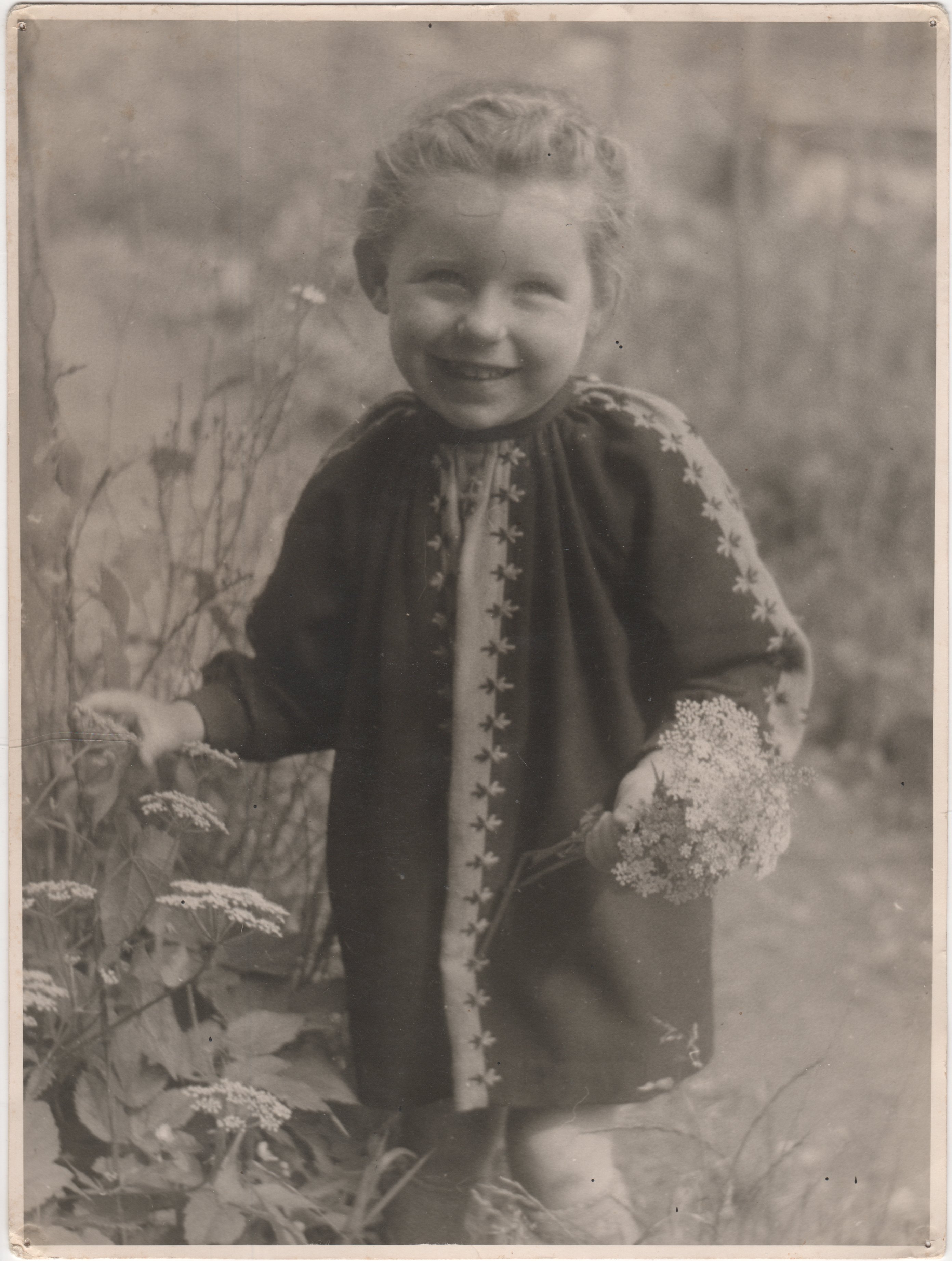 Jupp Schuld, Junges Mädchen im Wollkleid in Blumenwiese