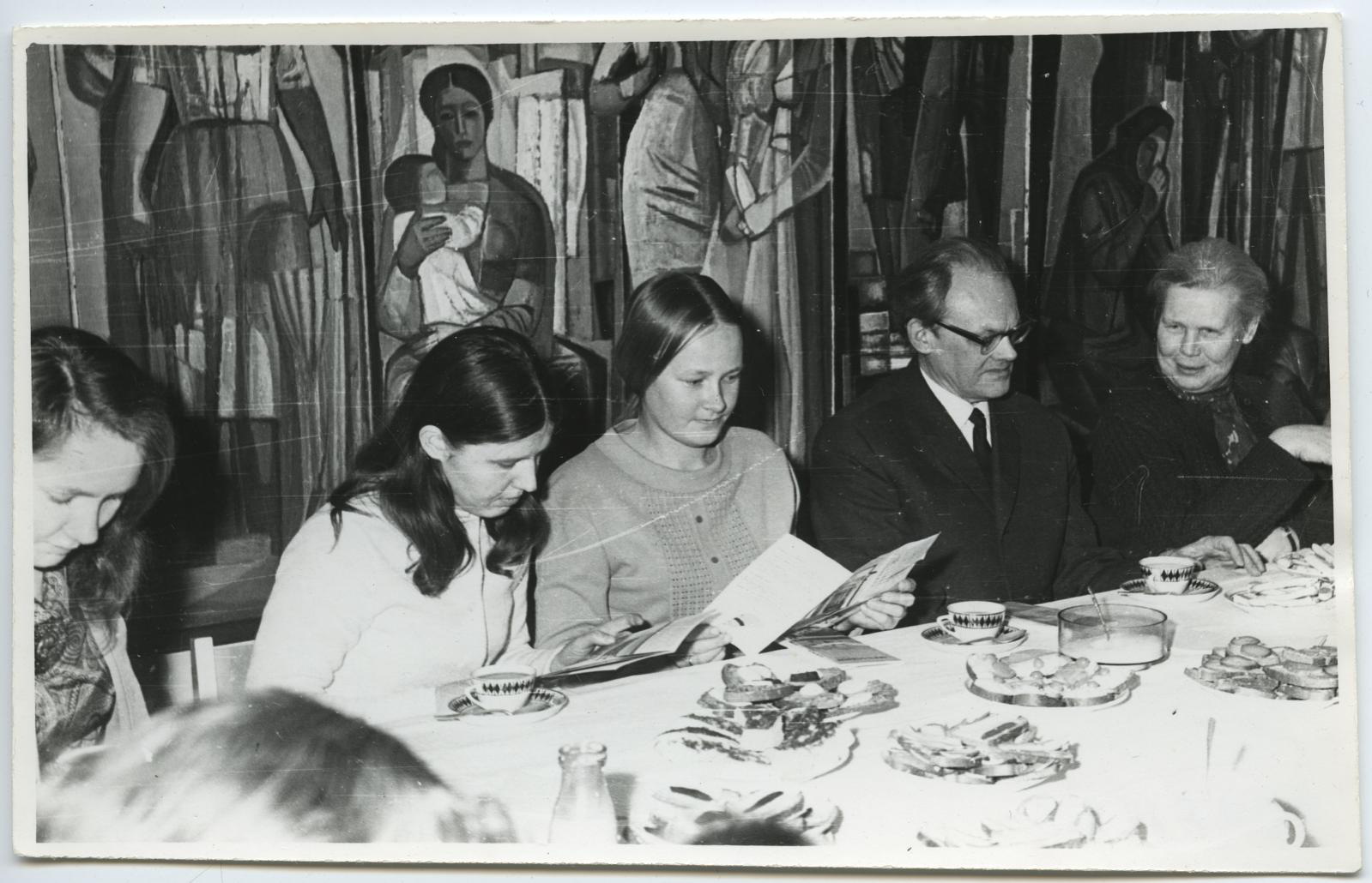 Tuui (kujutatu) Koort, Tartu kultuurirahvaülikooli kujutava kunsti osakonna V koosseis kohviõhtul 1972