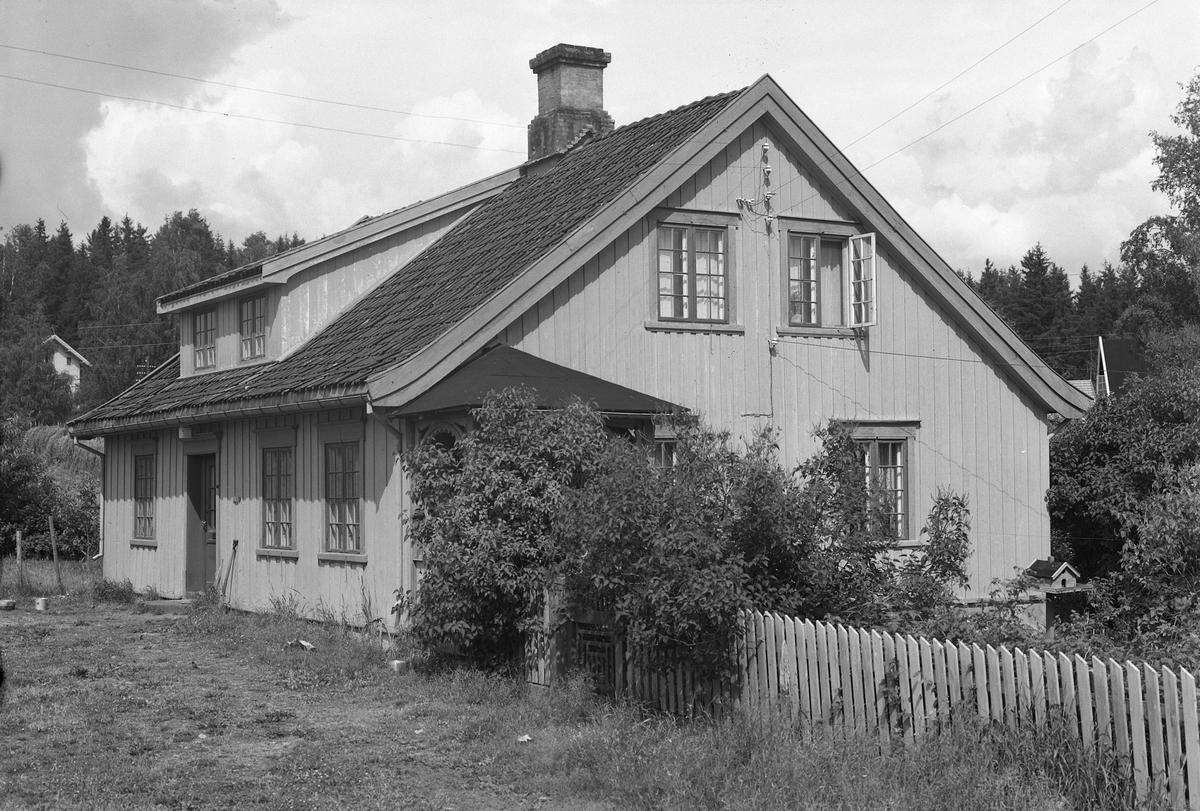 Normann Fotoatelier, EKSTR: NYHUSET. Se Løtenboka, bind 3. Bygdeboka fra 1955, side 355. Ådalsbruk
