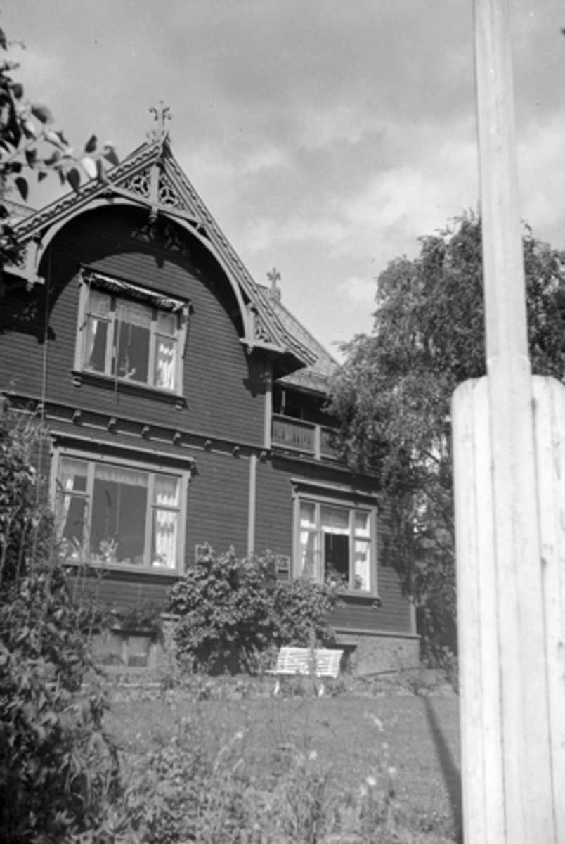 Toralv Bleken-Nilssen, HUS. HAMAR. SVEITSERSTIL. Sverdrups gate 1, Villa Bergfall anno 1898. Tegnet av arkitekt Hagbarth Martin Schytte Berg 1860-1944. http://www. villabergfall. no/?page_id=4