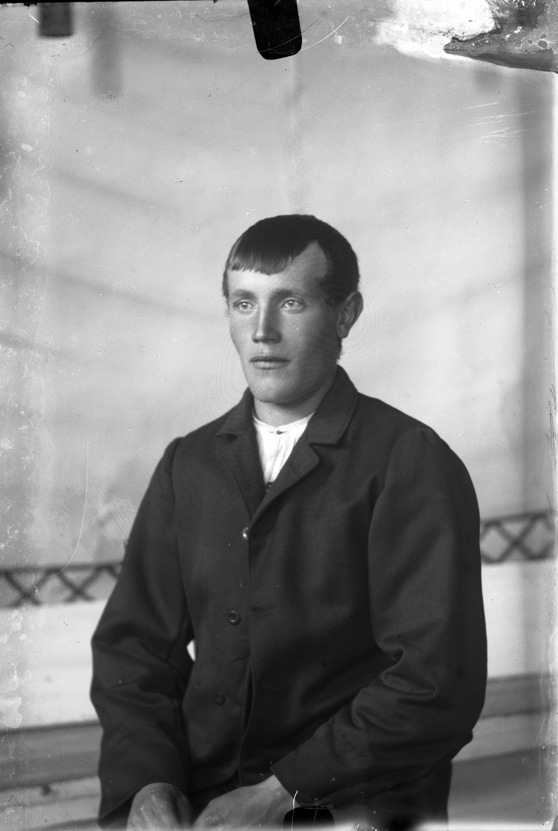 Oscar Holte, Portrett av mann