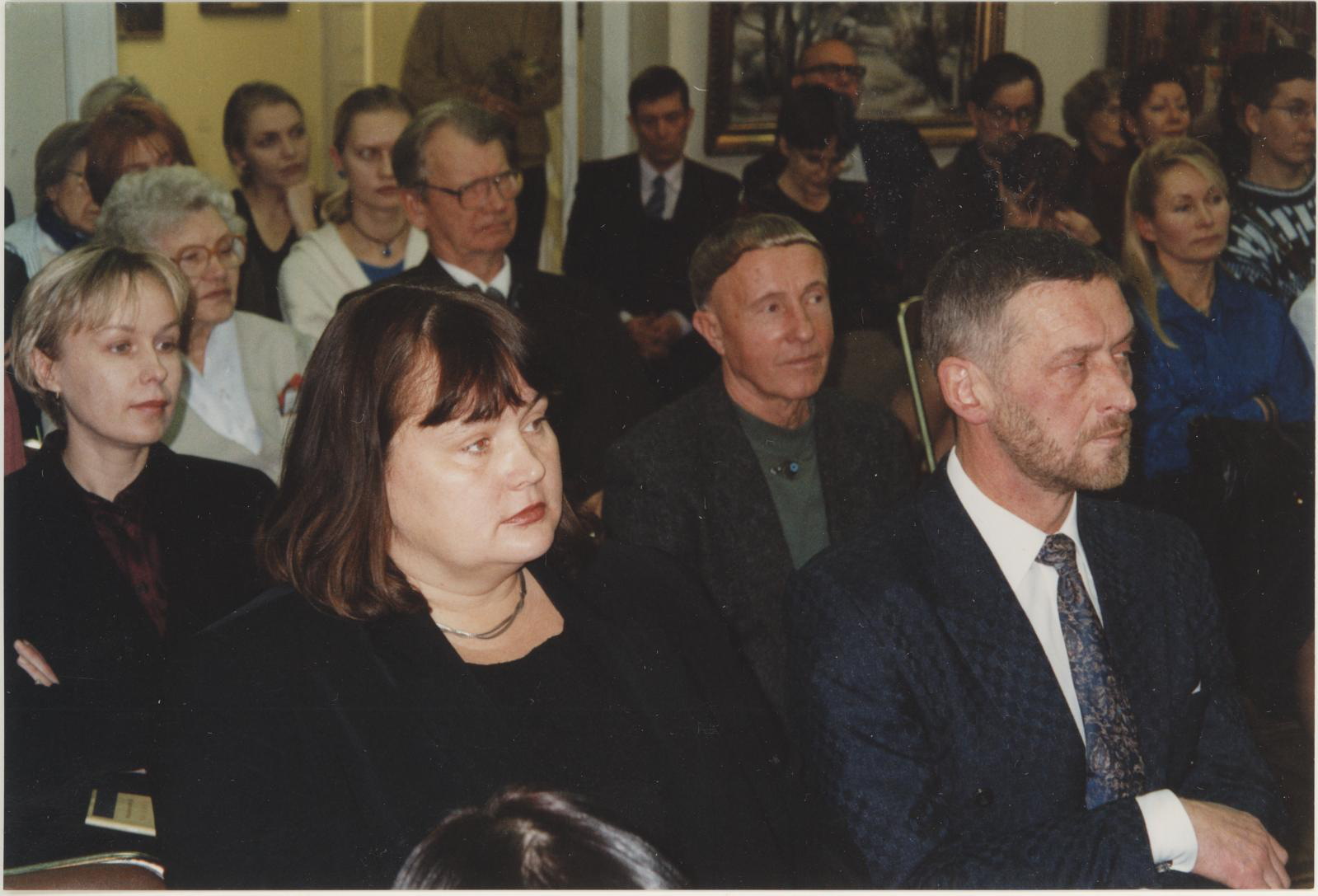 Ahti (kujutatu) Seppet, Muuseumi 60. juubeli konverents 17.11.2000. Esiplaanil Reeli Kõiv ja Heiki Pärdi.