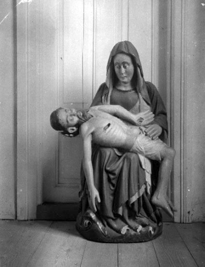 Hanna Rydh, Falköping. Kyrkan, interiör. PietÃ = Bild eller skulptur av den sörjande Maria, med den döde Jesus i sina armar. Arkeolog Hanna Rydh. Hanna Rydh, 1891-1964, var den första kvinnan som disputerade inom svensk arkeologi.