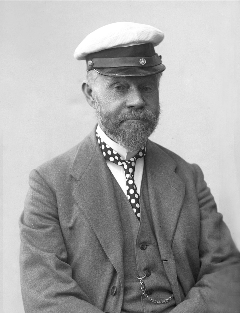 Gustav Borgen, Portrett, skipsfører A. Hansen med skipperlue.