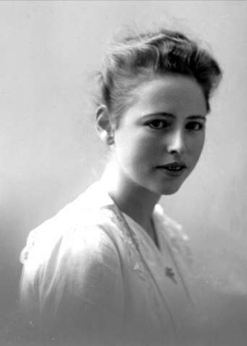 Gustav Borgen, Portrett, kvinne i lys drakt. Solveig Otto.