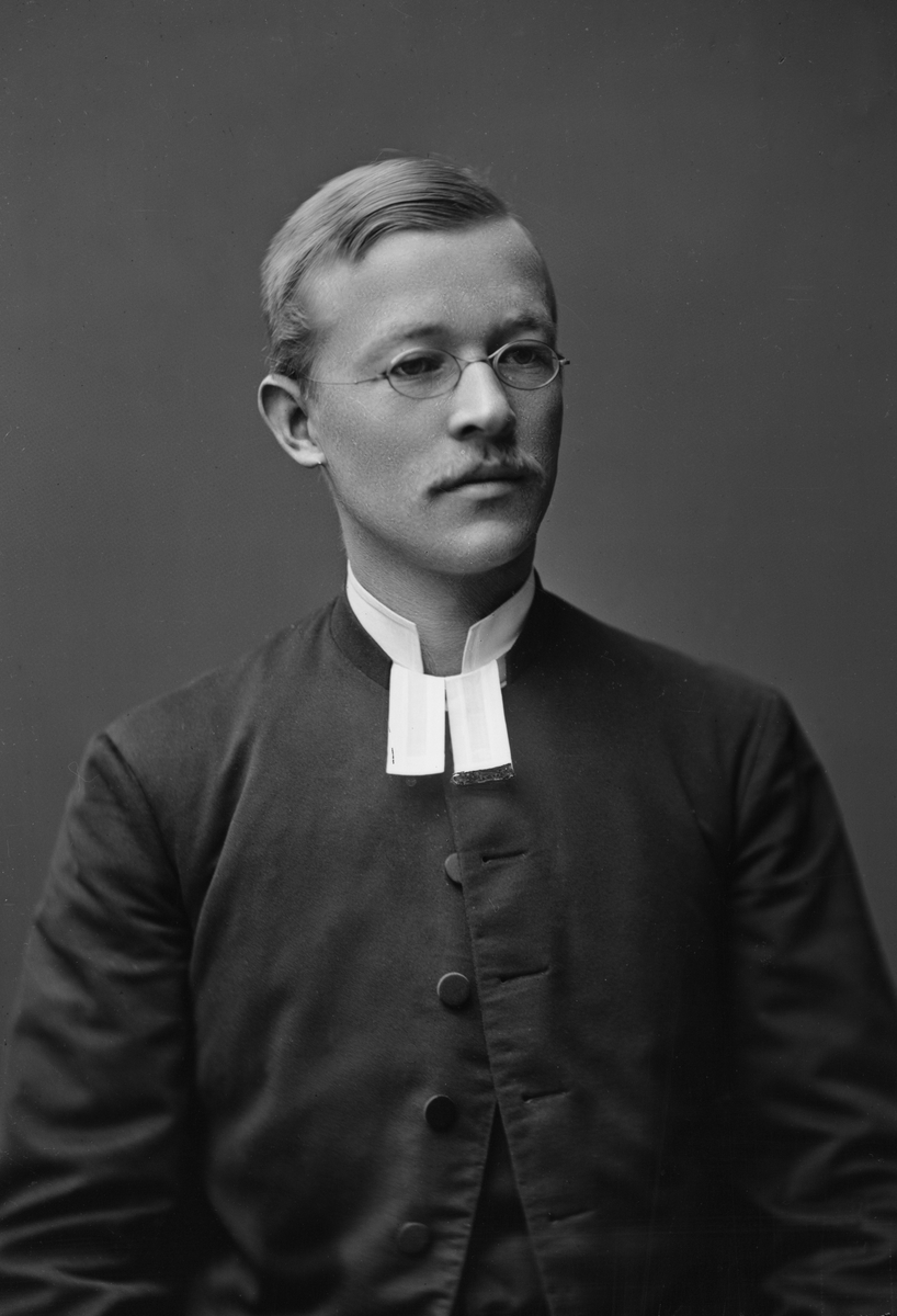 Maria Tesch, Gruppbild. Familj. Porträtt. Porträttbild från Maria Teschs ateljé. Foto: Maria Tesch. Fotograferad i Maria Teschs ateljé som fanns i Linköping åren 1873 - 1936. Digitaliserad efter original glasnegativ som förvaras på Stiftsbiblioteket /Linköpings stadsbibliotek.