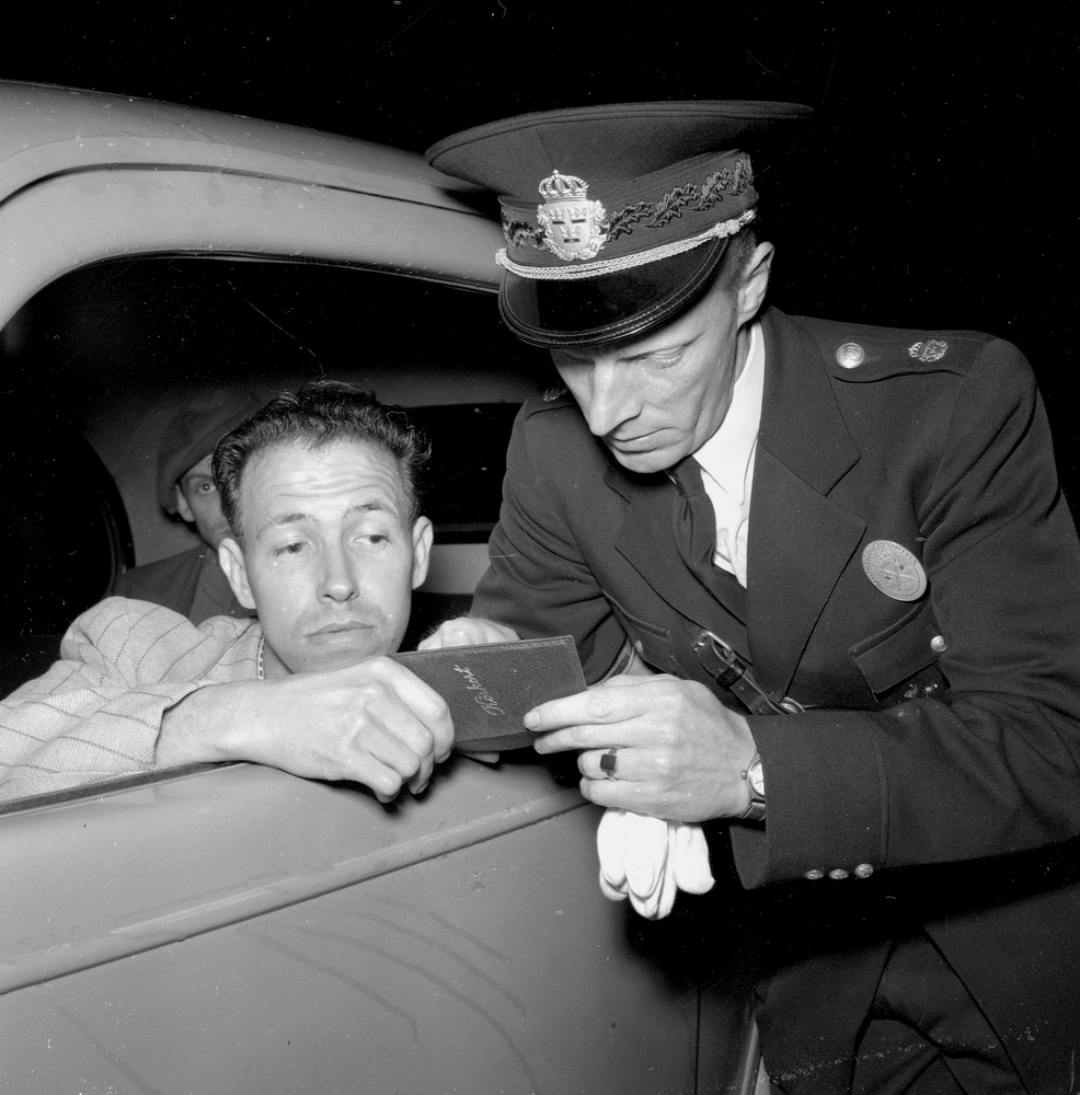Örebro Kuriren, Trafikkontroll på Mosåsvägen. 9 september 1955.